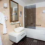 Manor Country Club &