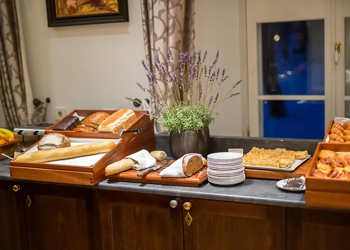 Manor Country Club & Hotel